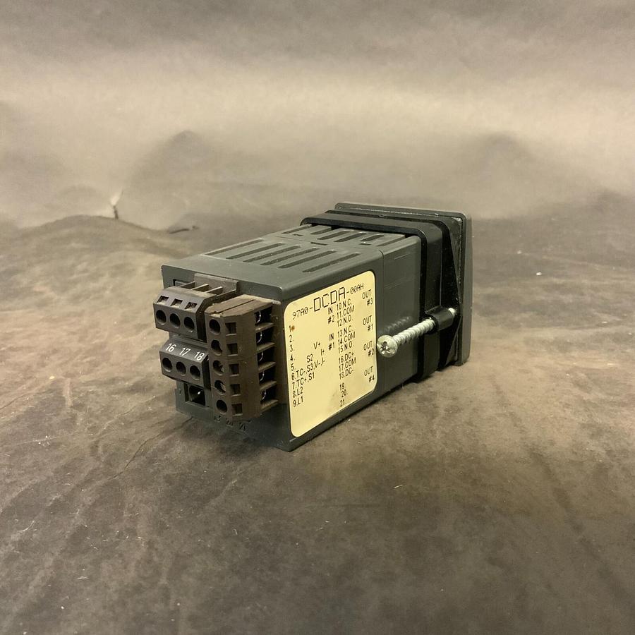 Used CINCINNATI SUB ZERO 97A0-DCDA-00AH TEMPERATURE CONTROLLER ($240 OBO)