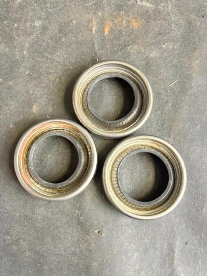 Used GARLOCK 175658 OIL SEALS