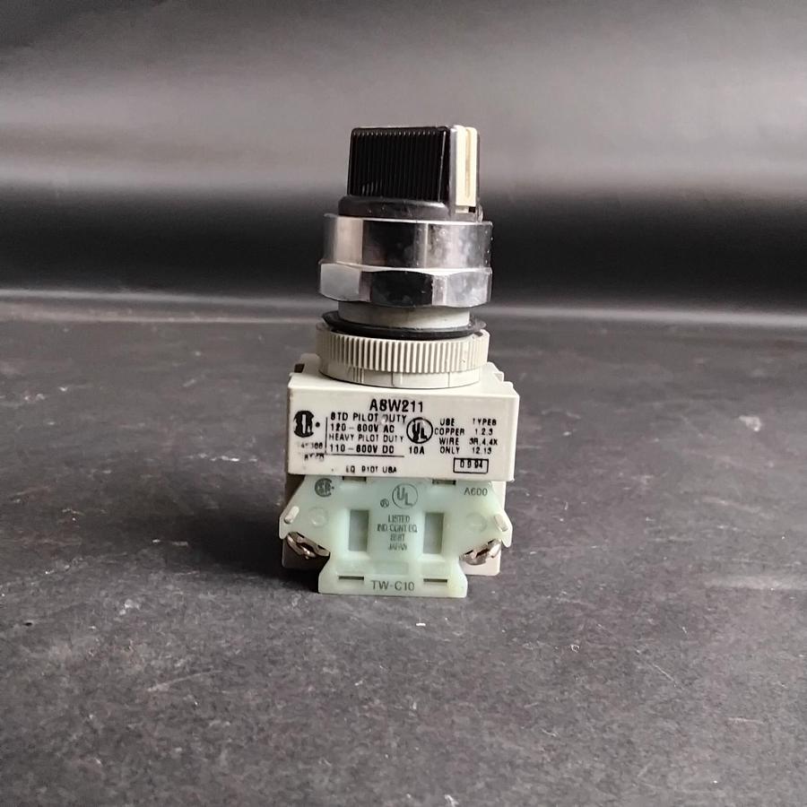 Used IDEC A8W211 PUSHBUTTON ($12 OBO)