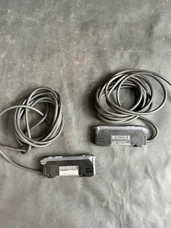 Used KEYENCE CORP FS-V31 OPTICAL FIBER SENSOR - GROUP OF 2