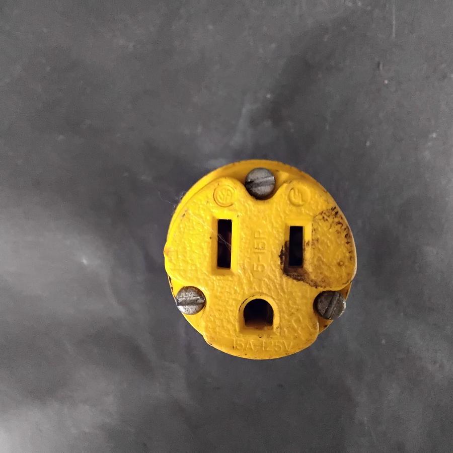 Used GENERAL ELECTRIC 5-15R LOCKING PLUG ($14 OBO)
