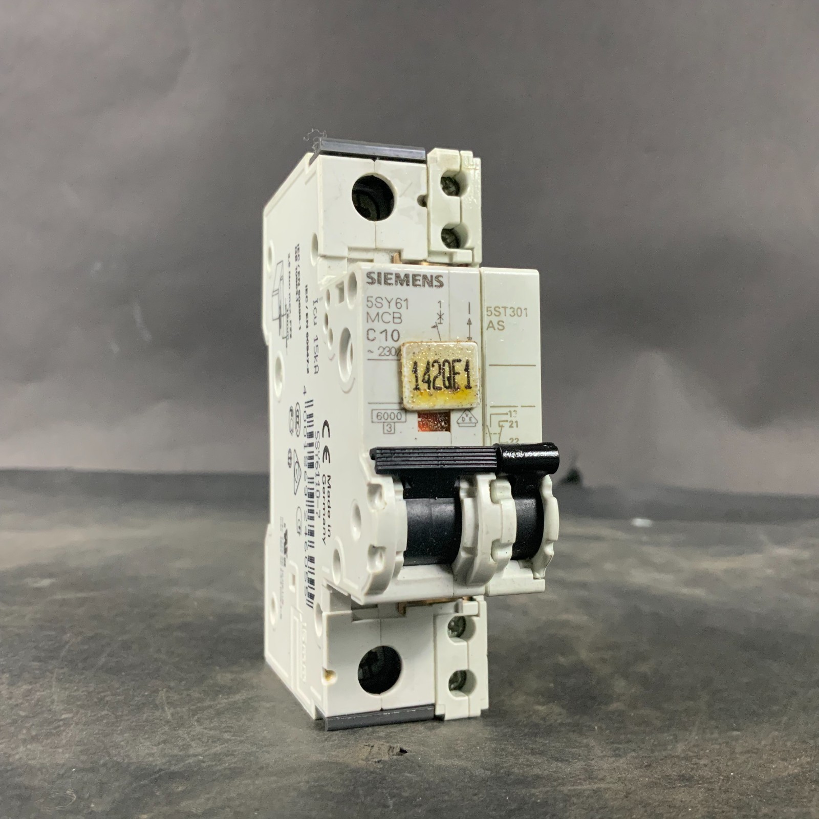 Used SIEMENS 5SY61MCB C10 CIRCUIT BREAKER W/ AS AUX SWITCH ($12 OBO)