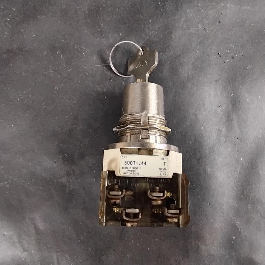 Used ALLEN BRADLEY 800T-J44 SELECTOR SWITCH W/ KEY ($45 OBO)
