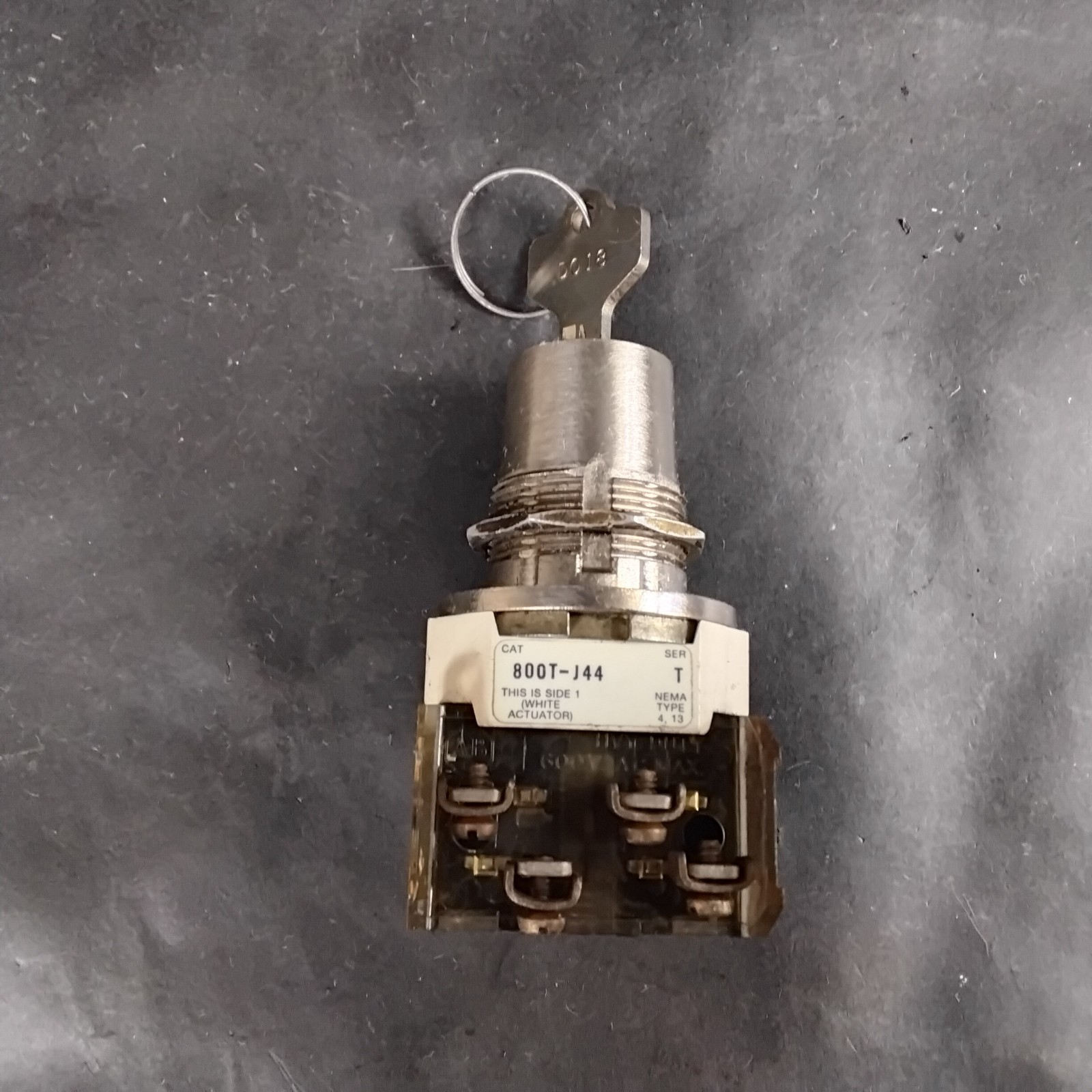 Used ALLEN BRADLEY 800T-J44 SELECTOR SWITCH W/ KEY ($45 OBO)