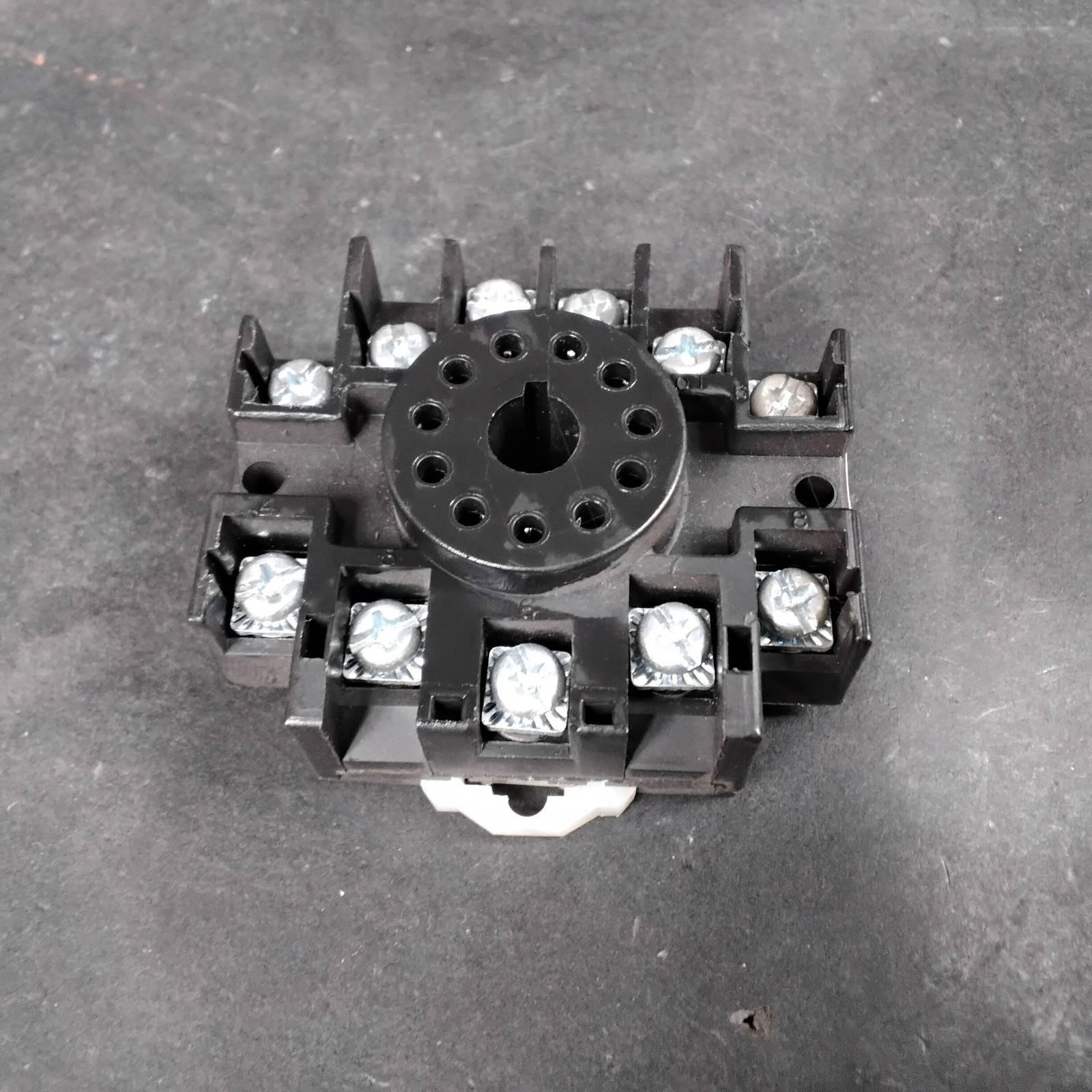 Used ALLEN BRADLEY 700-HN126 RELAY SOCKET ($6 OBO)