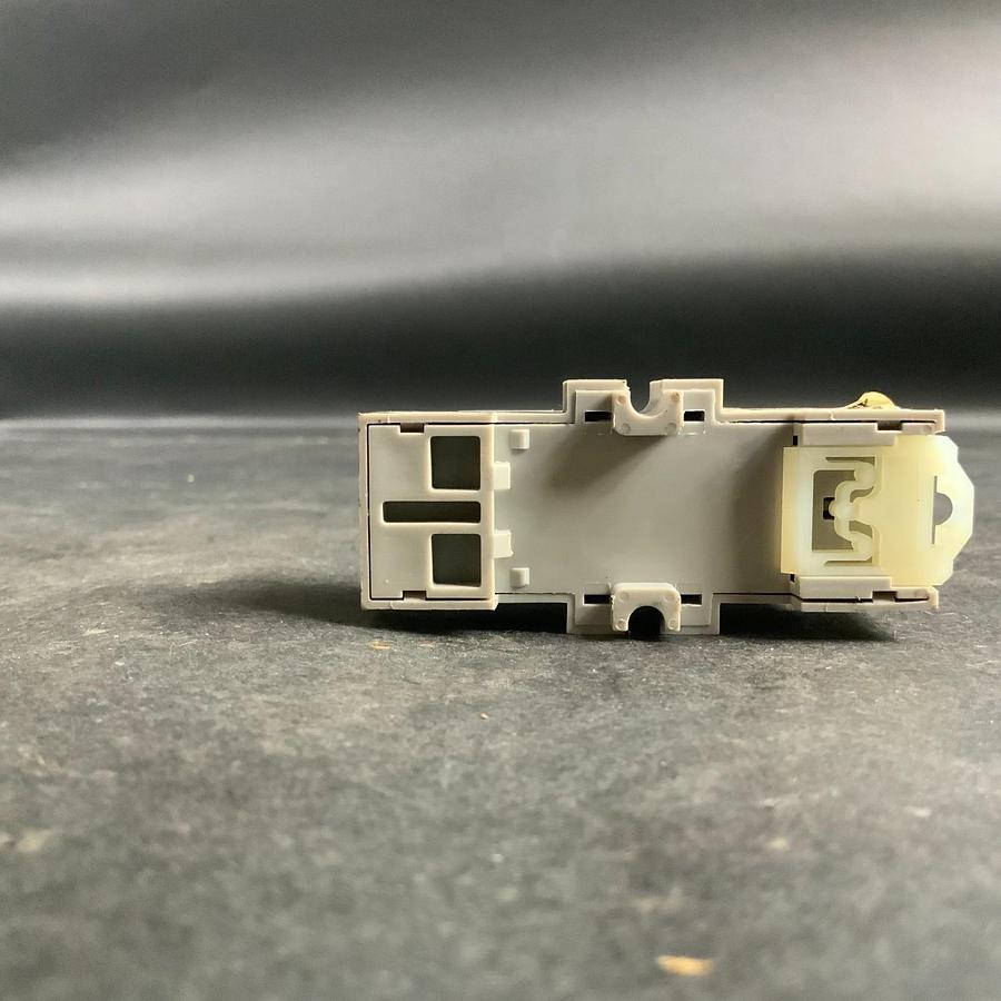 Used ALLEN BRADLEY 700-HN116 RELAY SOCKET SERIES B ($10 OBO)