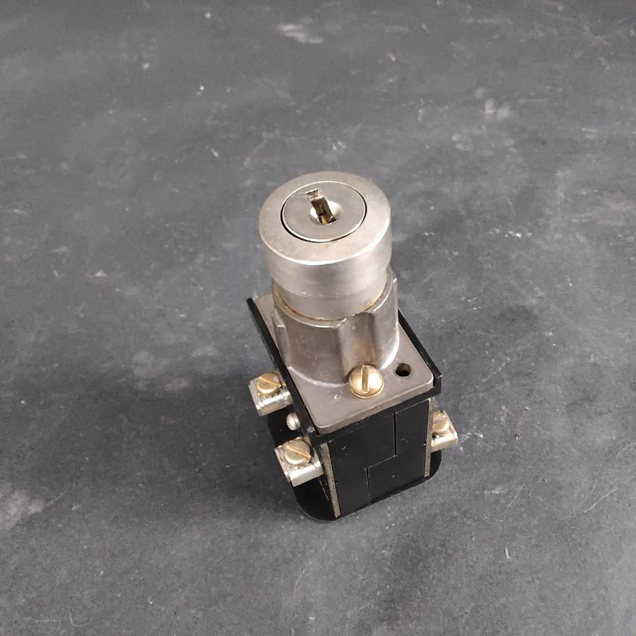 Used ALLEN BRADLEY 800H-JK44B SELECTOR SWITCH ($18 OBO)