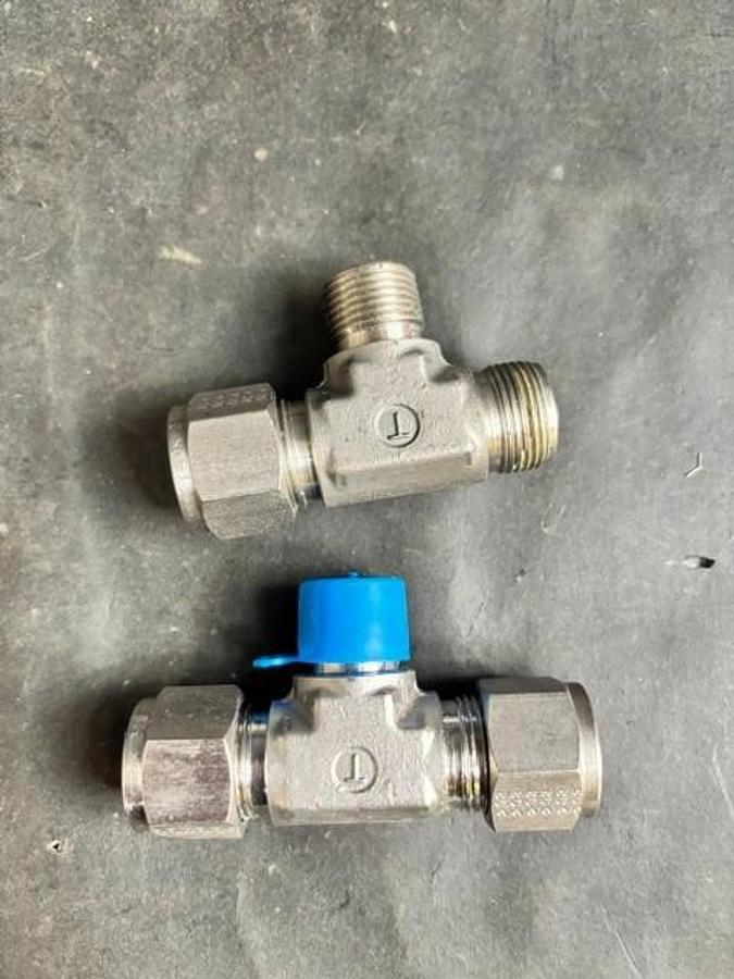 Used SWAGELOK 316-R1 MALE RUN TEE - GROUP OF 2