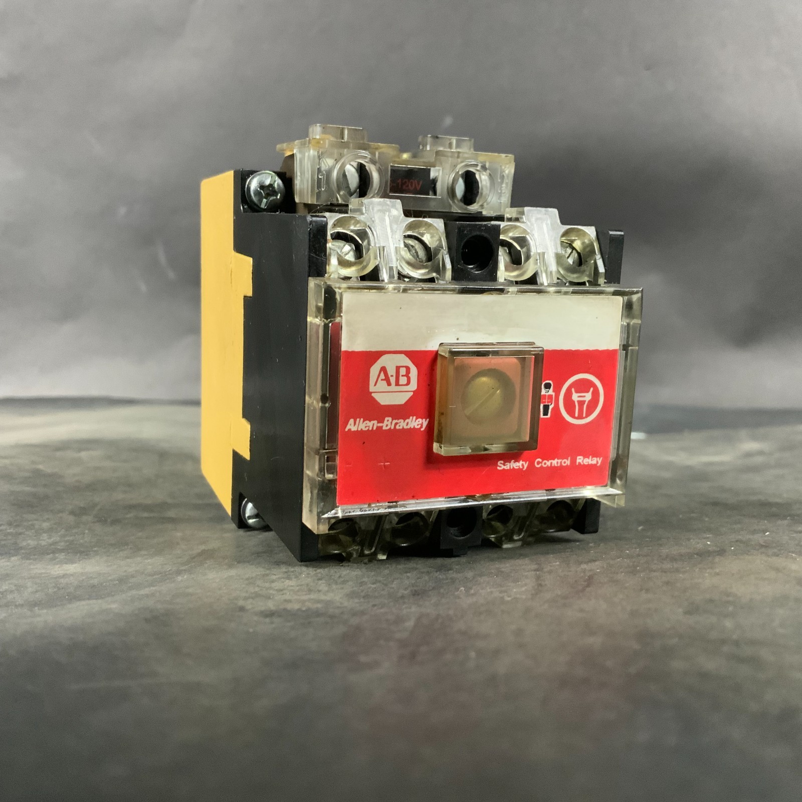 Used ALLEN BRADLEY 700S-P220A1 SER D SAFETY CONTROL RELAY ($30 OBO)