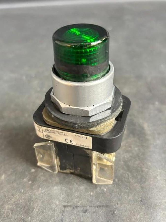 Used ALLEN BRADLEY 800T-QB24 SERIES T GREEN PUSHBUTTON SWITCH