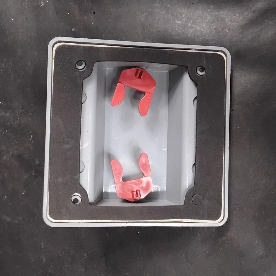 Used CARLON E9G2SS WEATHERPROOF DOUBLE TOGGLE SWITCH BOX COVER ($25 OBO)