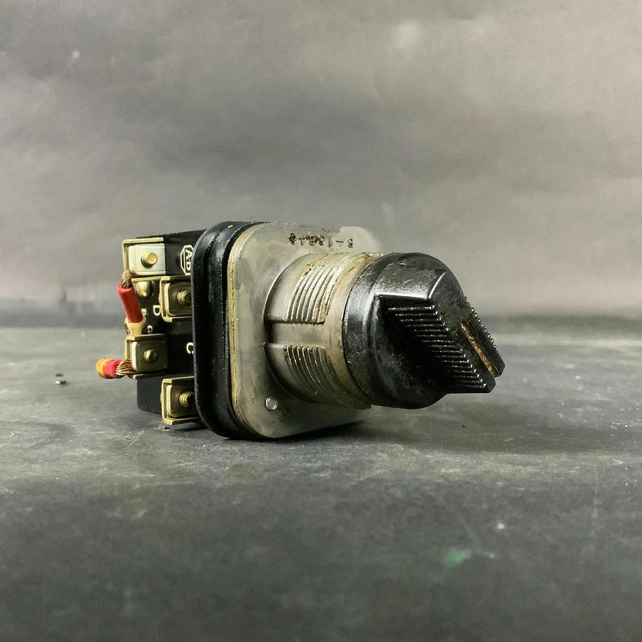 Used ALLEN BRADLEY 800T-H2A SELECTOR SWITCH ($20 OBO)