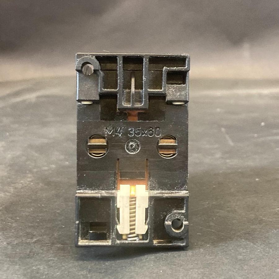 Used SIEMENS 3TH8262-0A CONTACTOR 24V 50/60HZ ($30 OBO)