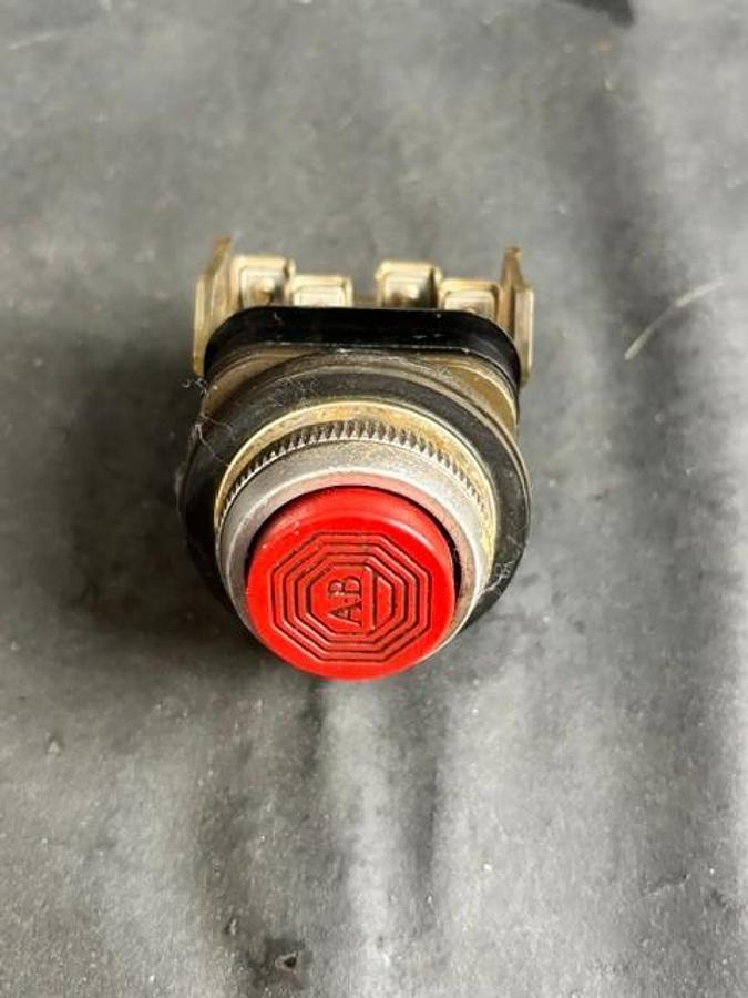 Used ALLEN BRADLEY 800T-B6 SERIES A RED PUSHBUTTON