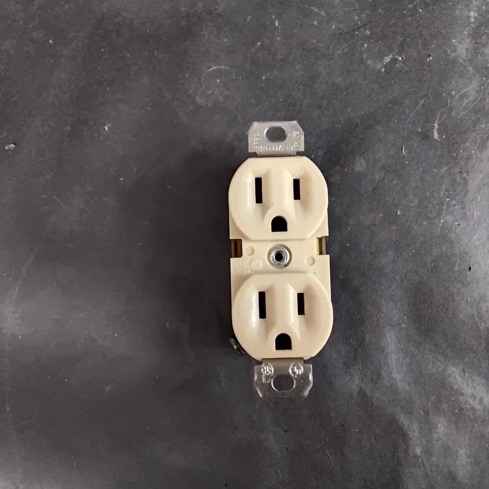 Used LEVITON NEMA 5-15R DUPLEX RECEPTACLE OUTLET ($8 OBO)