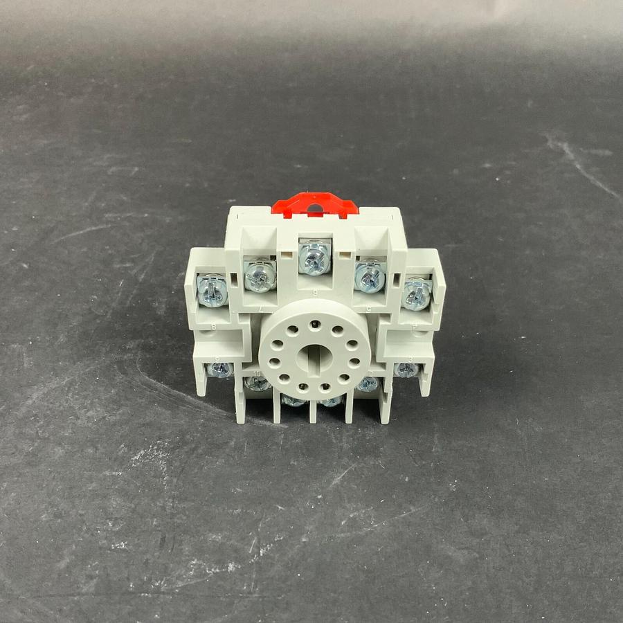 Used EATON DP3A3-A2 11 PIN RAIL RELAY SOCKET - NEW ($9 OBO)