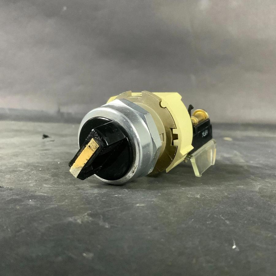 Used ALLEN BRADLEY 800T-H2 SERIES N SELECTOR SWITCH ($25 OBO)