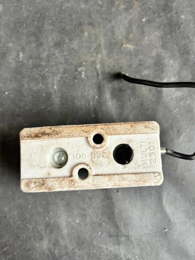 Used THOMAS & BETTS 388-401 FUSE HOLDER