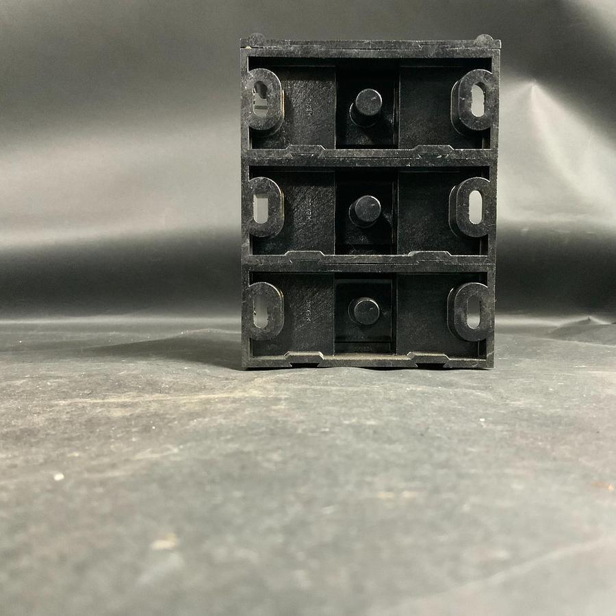 Used FERRAZ SHAWMUT 67553 POWER DIS. BLOCK ($40 OBO)