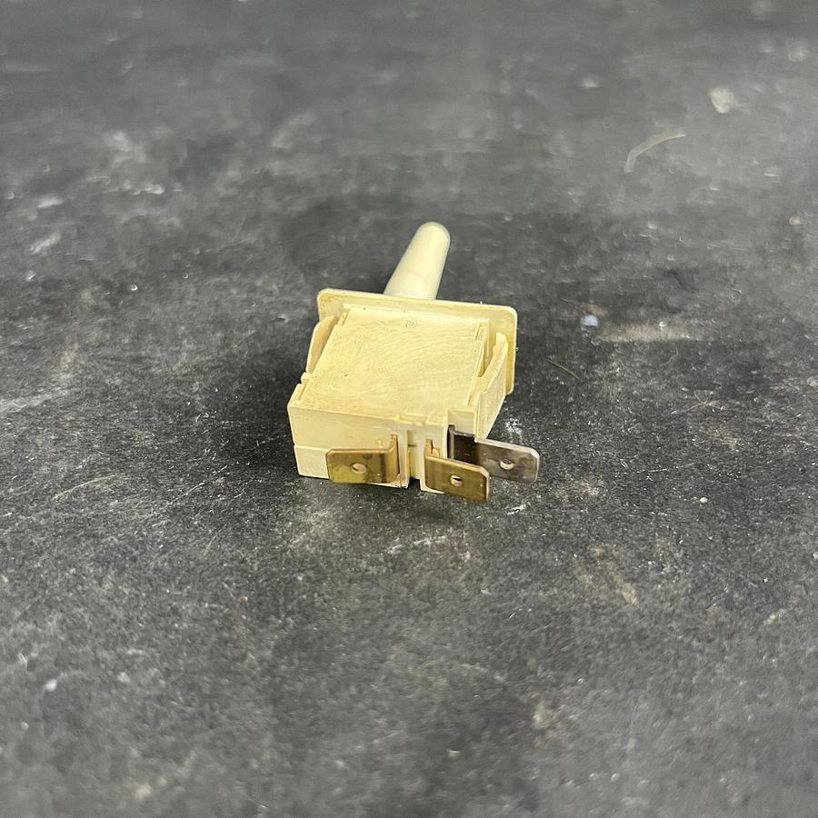 Used CHERRY 10 AMP PUSH BUTTON SWITCH ($9 OBO)