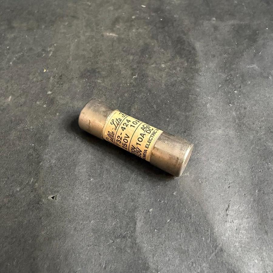 Used CELLO-LITE FUSE 32-424 10A FUSE