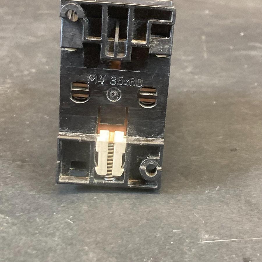 Used SIEMENS 3TH8262-0A CONTACTOR 24V 50/60HZ ($30 OBO)