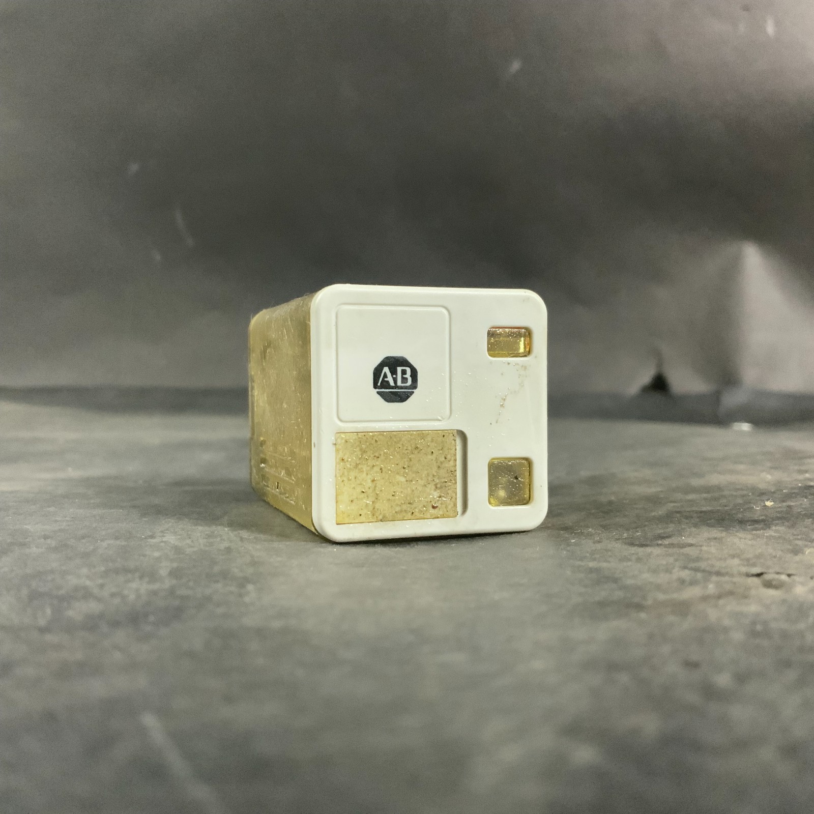 Used ALLEN BRADLEY 700-HA32Z24 SERIES B RELAY ($10 OBO)