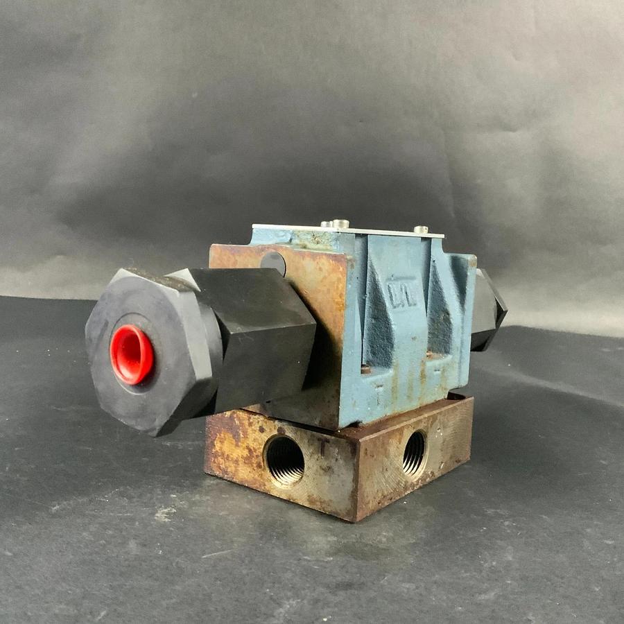Used DYNEX 6930-D05-10 HYDRAULIC DIRECTIONAL VALVE ($150 OBO)