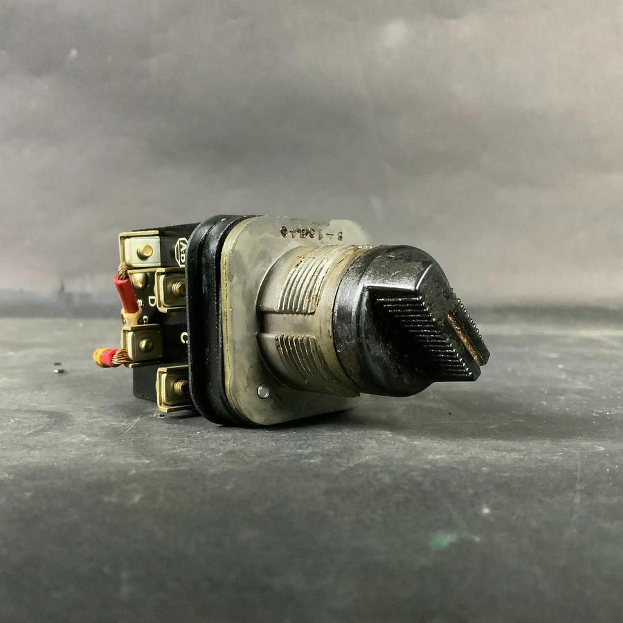 Used ALLEN BRADLEY 800T-H2A SELECTOR SWITCH ($20 OBO)