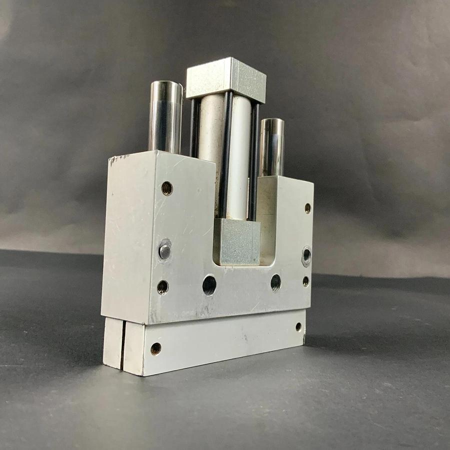 Used PHD GRC141-2-0001 PNEUMATIC GRIPPER ($275 OBO)