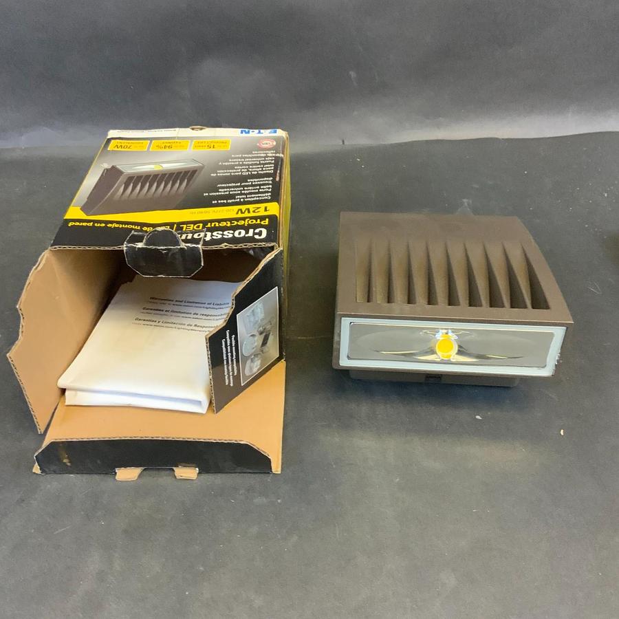 Used EATON XTOR1B-W-PC1 CROSSTOUR LED WALL PACK ($100 OBO)
