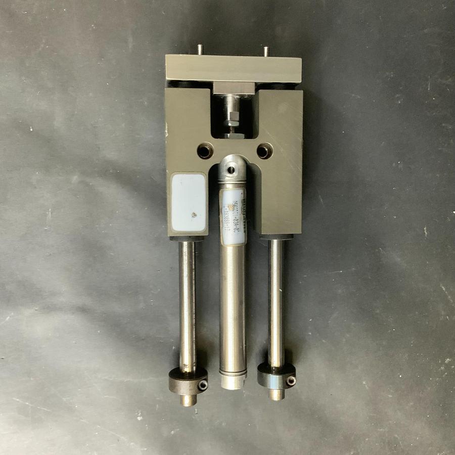Used NUMATICS 0563D01-03A-03 CYLINDER W/ SH07504LB171ZCS4 LINEAR SLIDE ($25 OBO)