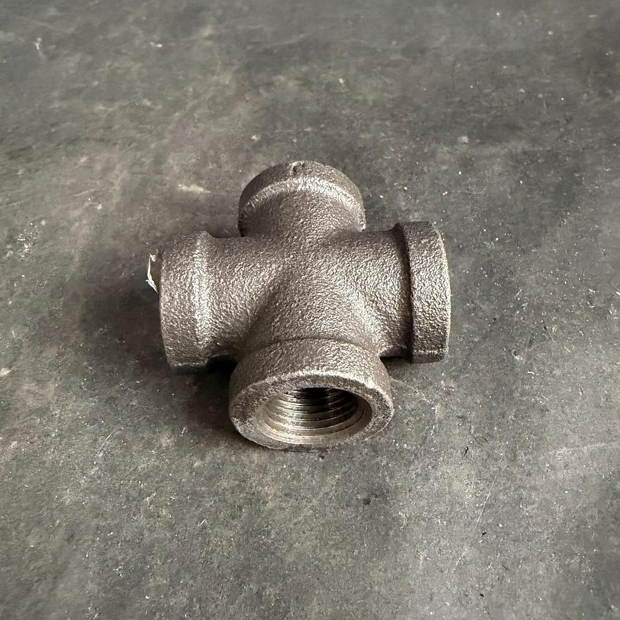 Used MSC 3/8” CROSS BLK FITTING