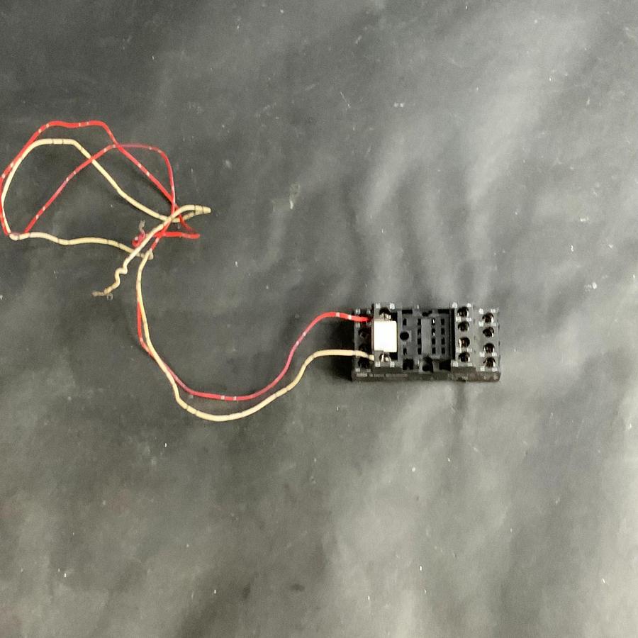 Used ALLEN BRADLEY 700-HN103 SER.B RELAY SOCKET ($7 OBO)