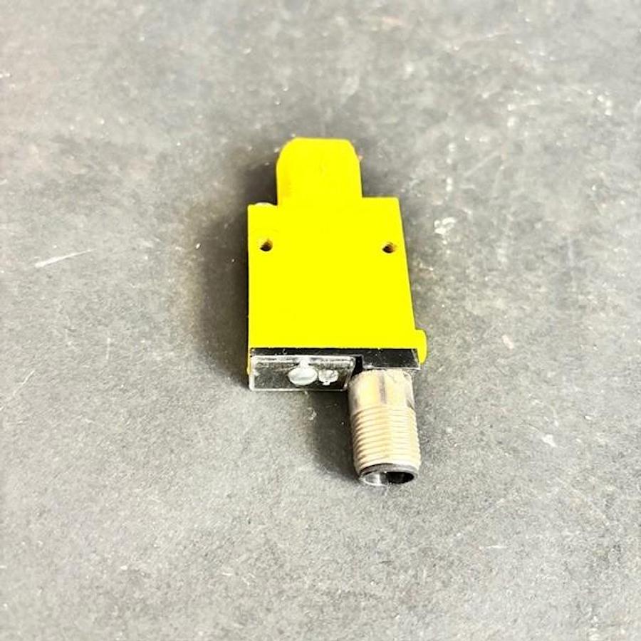 Used BANNER ENGINEERING CM312CVQD PHOTOELECTRIC SENSOR