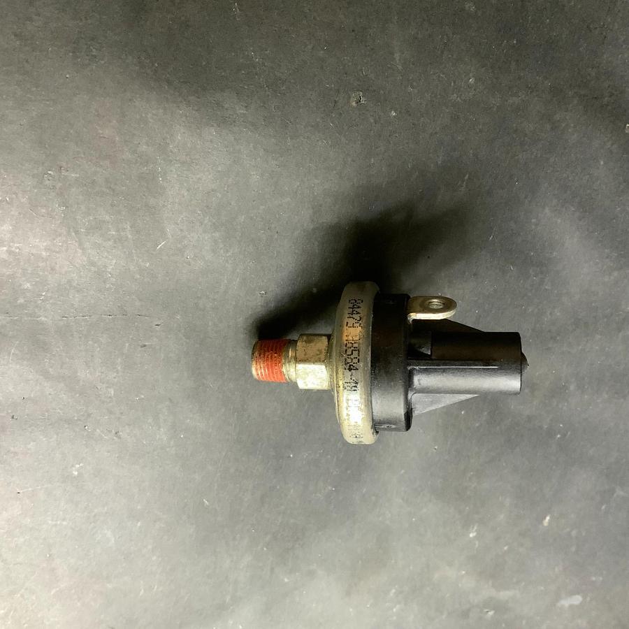 Used HONEYWELL 84479 A8584 OIL PRESSURE SWITCH ($15 OBO)