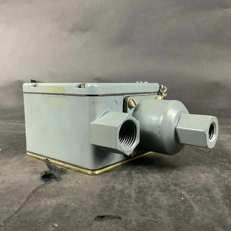 Used ALLEN BRADLEY 836T-T253J PRESSURE CONTROL SWITCH ($75 OBO)
