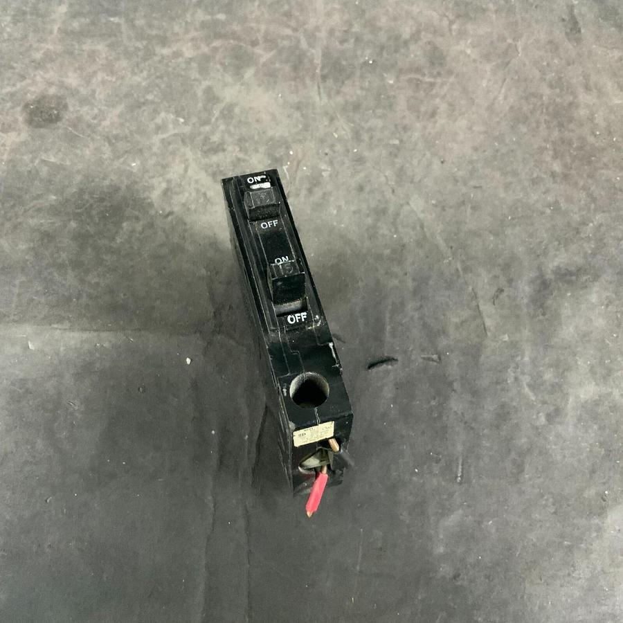 Used SQUARE D QOT1515 CIRCUIT BREAKER ($10 OBO)