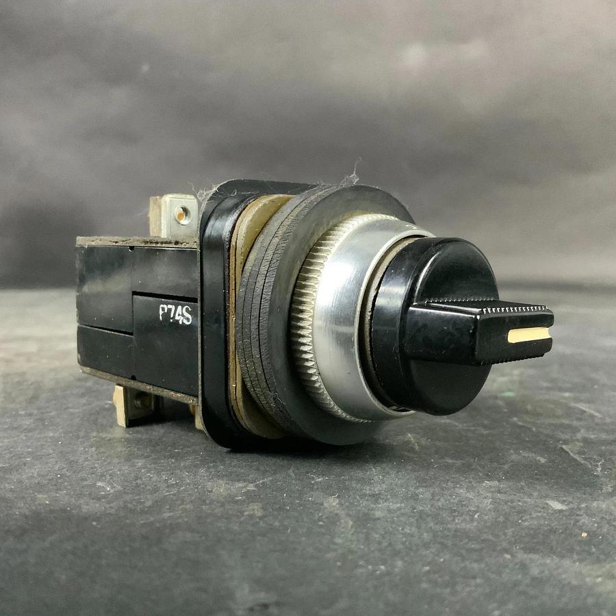 Used ALLEN BRADLEY BLACK SELECTOR SWITCH ($12 OBO)