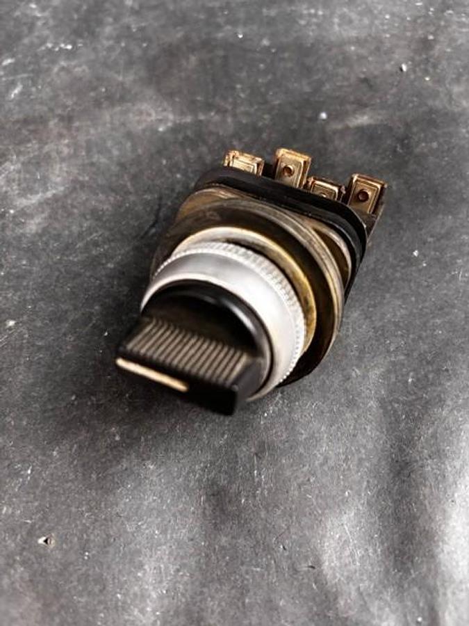 Used ALLEN BRADLEY 800T-J2A SELECTOR SWITCH ($15 OBO)