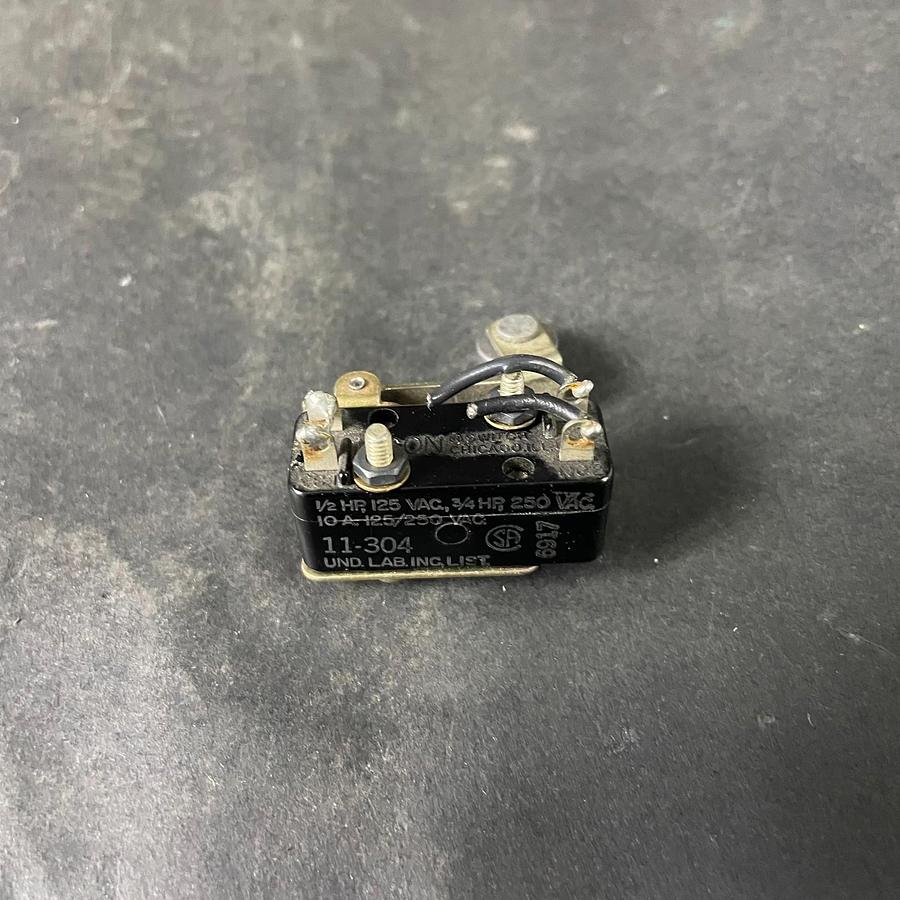 Used LICON 11-304 - MINIATURE SNAP ACTION SWITCH