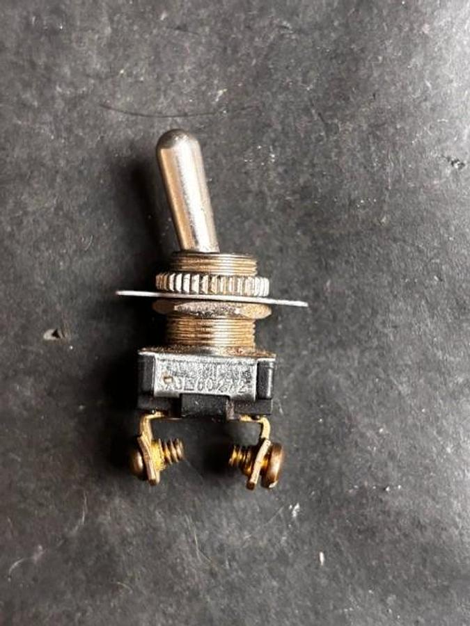 Used GARDNER BENDER LR39145 TOGGLE SWITCH ($4 OBO)