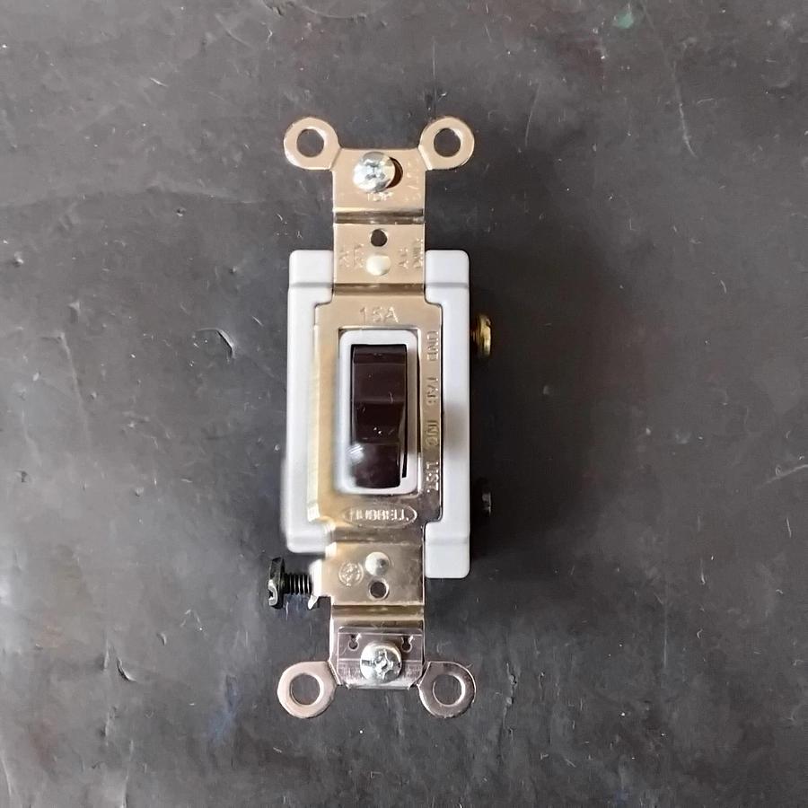 Used HUBBELL 120-277V TOGGLE SWITCH ($7 OBO)