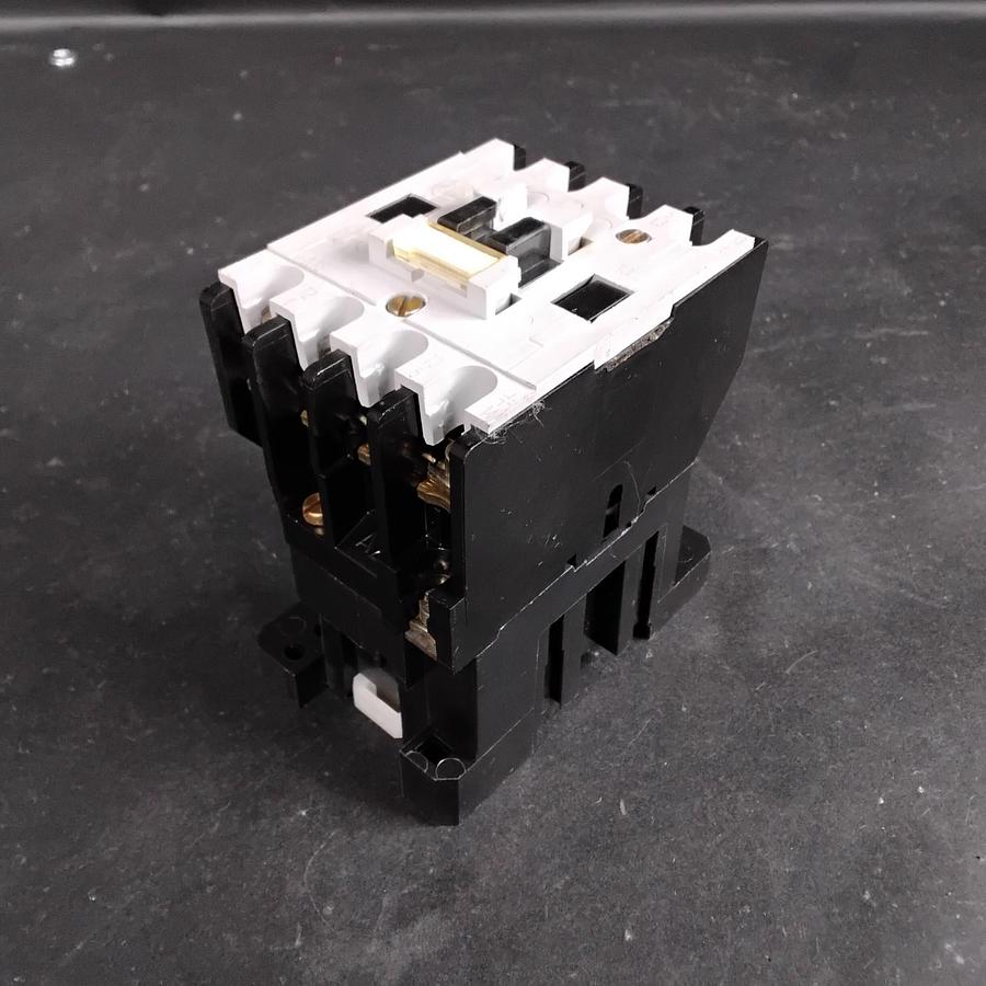 Used ALLEN-BRADLEY 100-A18NL3 CONTACTOR ($54 OBO)