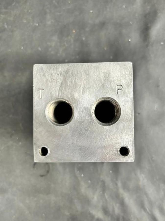 Used DAMAN PRODUCTS AD01P022P12 HYDRAULIC VALVE
