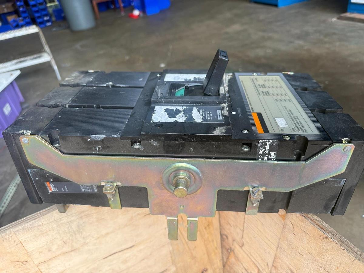 Used MERLIN GREEN CK800NA MOLDED CASE SWITCH