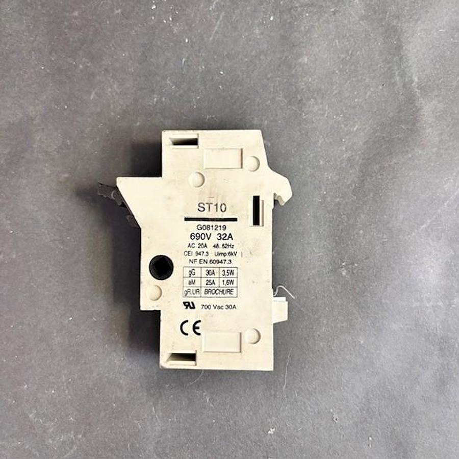 Used FERRAZ SHAWMUT G081219 FUSE BLOCK