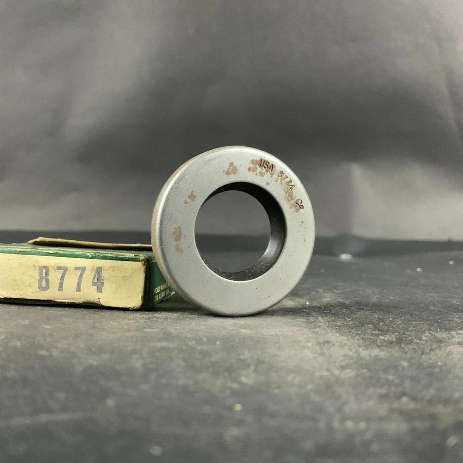 CR INDUSTRIES 8774 OIL SEAL ($10 OBO)