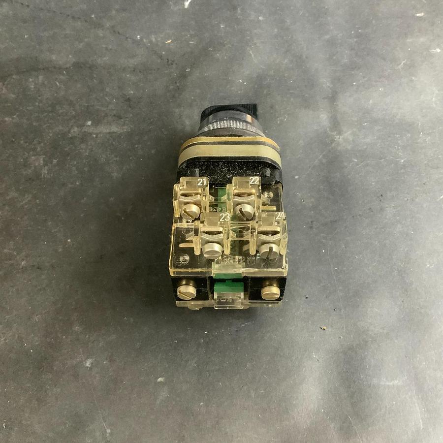 Used TELEMECANIQUE XB2M 3 POSITION SPRING RETURN SELECTOR SWITCH ($15 OBO)