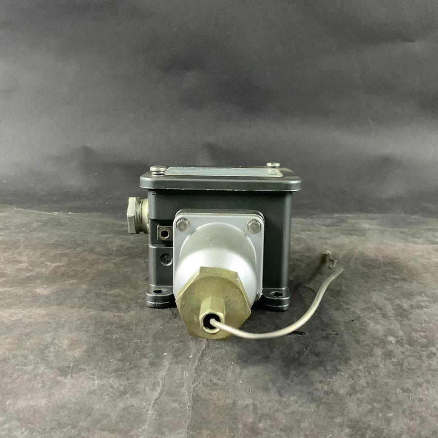 Used UNITED ELECTRIC E105-3BS-9027 TEMPERATURE SWITCH ($50 OBO)